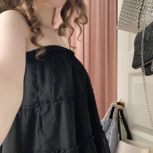 Festtopp - Jättesöt volangtopp som också går att använda som festkjol. Köpt i Köpenhamn men märket är oklart. Kan även tänka mig att byta!💗