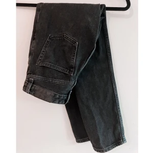 Monki kimono jeans  - Svarta Monki kimono jeans i jättebra i skick Storlek W26 (EUR34)