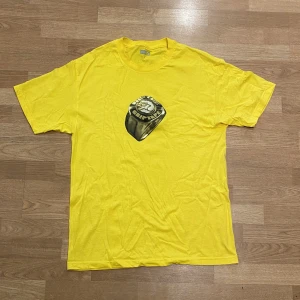 Gul t-shirt - Gul t-shirt från skateboardmärket Classic. Helt oanvänd och har bara legat i garderoben länge.