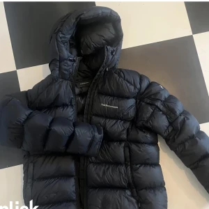 Peak jacka  - Säljer min peak performance jacka för att jag ska köpa en ny jacka,den har ett hål som   går att laga men jag orkar inte,därav priset🙏🙏🥰 bilden är lånad. Skriv för fler bilder 