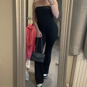 Jumpsuit i mjukt material  - Supersnygg jumpsuit, endast provad. Passar S-M 