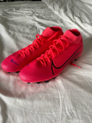 Fotbollsskor  - Helt oanvända fotbollsskor som jag hitta i garderoben. Inte använda pga att dem inte satt bra på mina fötter. Nike mercurial superfly, Storlek 43.