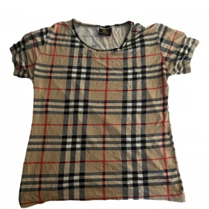 Burberry tröja - Super cool Burberry tröja som är vintage.  Storleken är XL men passar mig som har S!  