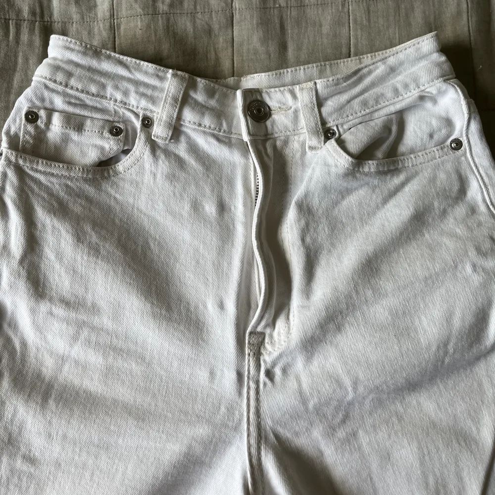 Ett par vita jeans från H&M i stl 34, jeansen är högmidjade och straight i passformen. Tyvärr passar jag dem inte längre, de är lite korta i benen på mig (jag är ca 166cm lång)🤍. Jeans & Byxor.
