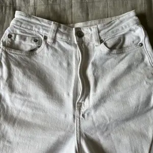 Ett par vita jeans från H&M i stl 34, jeansen är högmidjade och straight i passformen. Tyvärr passar jag dem inte längre, de är lite korta i benen på mig (jag är ca 166cm lång)🤍