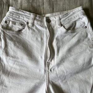 Jeans - Ett par vita jeans från H&M i stl 34, jeansen är högmidjade och straight i passformen. Tyvärr passar jag dem inte längre, de är lite korta i benen på mig (jag är ca 166cm lång)🤍