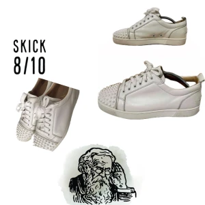 Christian louboutin - Skor - Det som verkligen sätter dessa skor isär är att dem har en röd sula som är väldigt fläshig men också elegant. Dessa skor är inte bara ett modeuttryck; de är en berättelse om din personliga smak och sofistikerade stil🌟Storlek: Normal //RSL