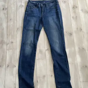 Säljer ett par mörkblå G-star jeans. Nypris ligger runt 1100. Skick 9/10. Storlek 29/34, men skulle säga att dom passar bäst om du är runt 183-188.