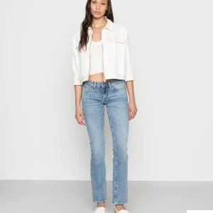 Lågmidjade jeans  - Säljer dessa Lågmidjade pepe jeans som är helt slut på Zalando. Säljer då dom inte alls kommit till anständig och är så gott som nya. Köpta för 949 kr. De är i den längsta längden så sitter perfekt på någon som är 160-170 ungefär. 