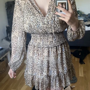 Leopardklänning ZARA - Superfin leopardklänning fr ZARA i  XS🤩 Helt i nyskick, använd 1 gång! (Lånade bilder, min kompis & en annan plickanvändare) <3 