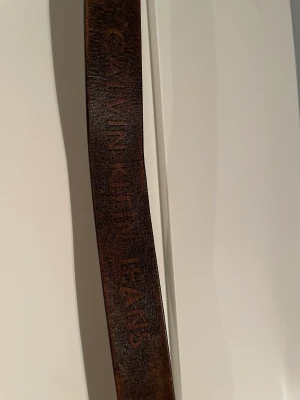 Bälte Calvin Klein - Stort läderbälte från Calvin Klein. Bra skick. Ett eget hål gjort för att passa något mindre personer.