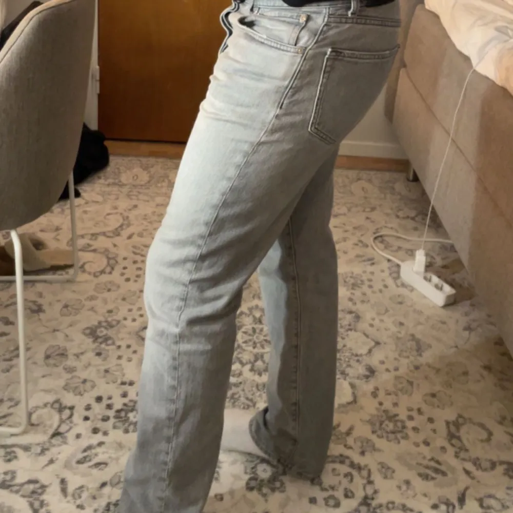 Gråa BLK DNM Jeans  Storlek: 31/32 Bra och Fin skick på jeansen. Jeansen passar mig som har storlek 31/30. Nypris: 1700kr . Jeans & Byxor.