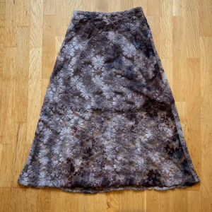 Blommig långkjol - Extremt fin långkjol med ett unikt blommigt tyg, detaljrikt och snyggt Elastiskt så kan sitta på både M och S ganska fritt. Alla jordiga toner du kan tänka dig :) Fraktar eller upp centralt i Stockholm! Skriv om det finns frågor:)