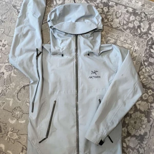 Arcteryx jacka - 💚Vit Arc’teryx beta SL jacka i storlek S💚Köpte förra vintern. Skick 9/10 (inga skador, bara 2-3 spår av smuts). ✅Nypris 2900 från grailed i nytt skick som kom me tags.✅