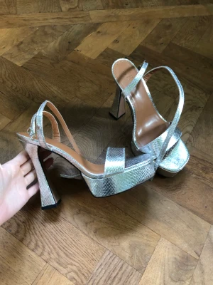 Silverklackar 37 - Silvriga klackskor använda en gång storlek 37. Från ASOS