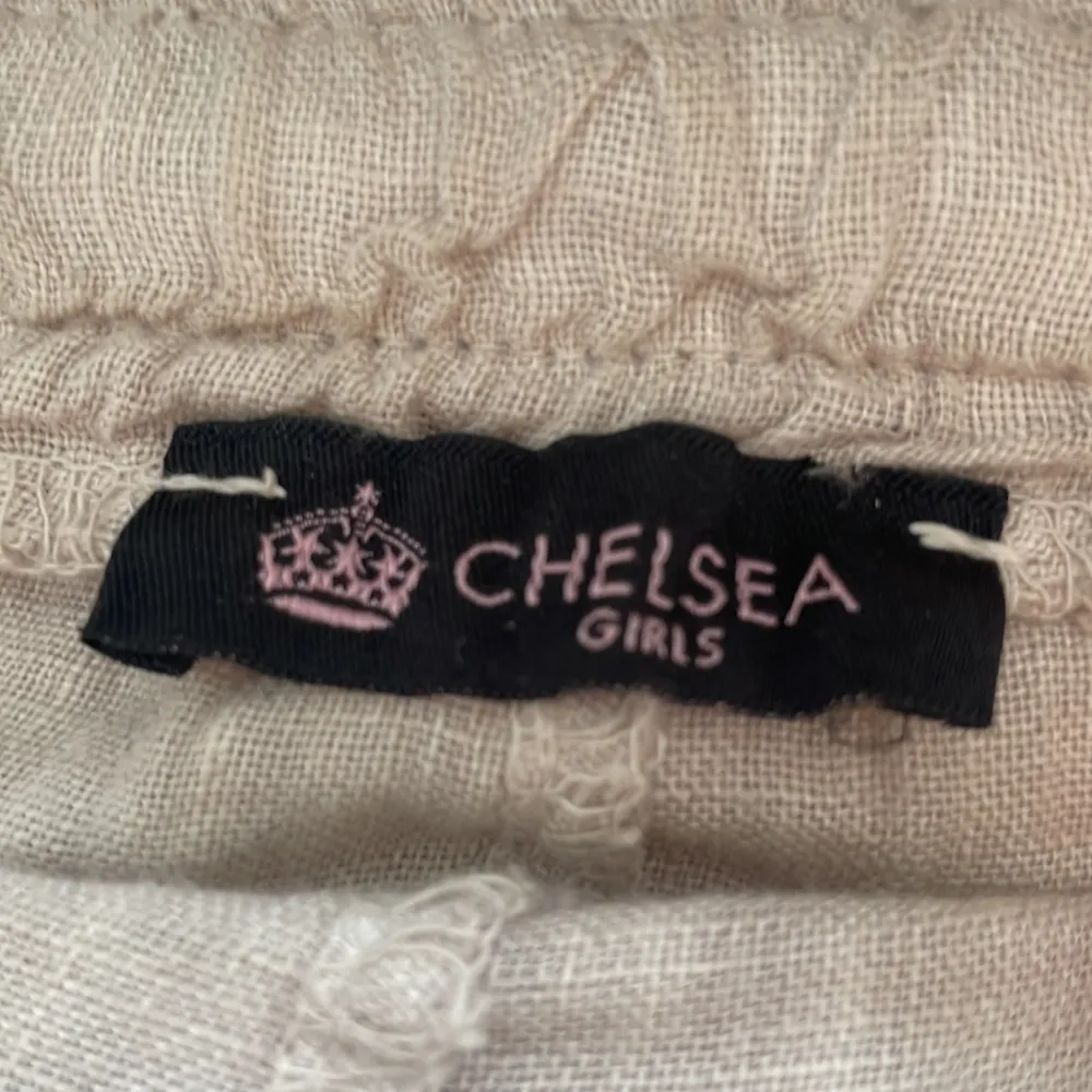 Säljer mina super fina Linne byxor från Chelsea! Säljer dom pågrund av att dom inte kommer till användning💓 inte använt ofta så ser ut som nya . Jeans & Byxor.
