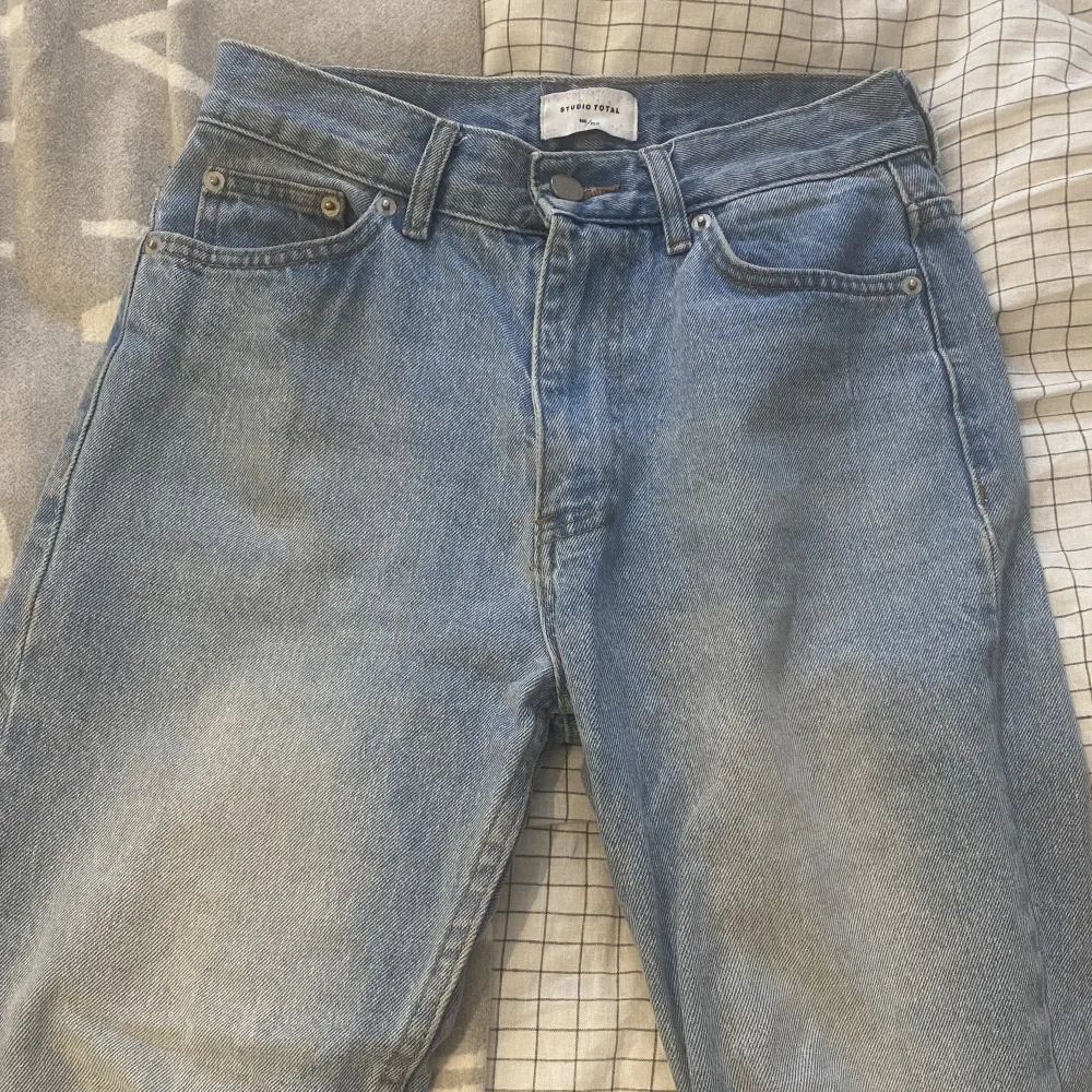 Ett par ljus blåa jeans från studio total. Väldigt sköna och använd rätt mycket, men säljer då dom är försmå. Inga fläckar elr hål. Förutom lite smuts längst ner på jeansen. Annars super bra jeans.. Jeans & Byxor.