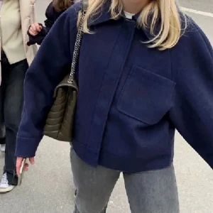 Mörkblå kappa  - INTRESSEKOLL på denna snygga korta kappa💓💓💓skriv privat om du är intresserad!!