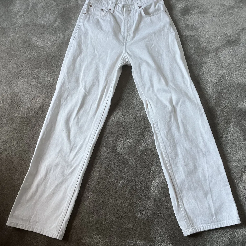 Ett par snygga vita dr denim jeans. Strlk 28/32. De är i väldigt bra skick, inte använda särkilt mycket. Köpta för 600 :- Säljs för 300 :-  Skriv vid intresse!. Jeans & Byxor.