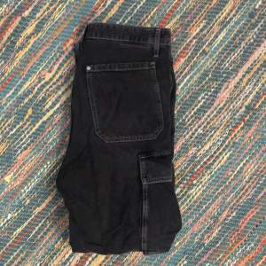 svarta cargo jeans i baggy passform, köpta för 500kr 