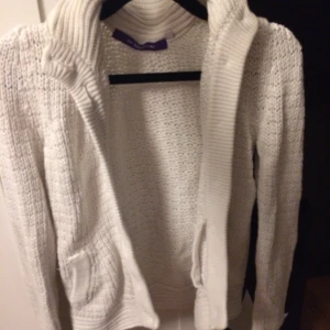 Vit stickad kofta - jätte mysig vintage kofta. den va min mammas som hon köpte för några pr sedan men använde inte ofta. inga defekter. vet inte vilken storlek men sitter som en S. 