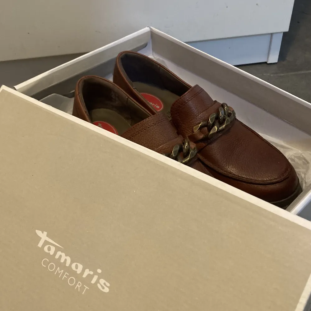 Helt nya Tamaris skor Kvitto, box finns Storlek 41 Skick: 10/10 . Skor.