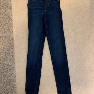 Jeans från bikbok i storlek s. De är skinny men väldigt stretchiga. Byxan är högmidjad och har 76 cm i innerbenslängd 