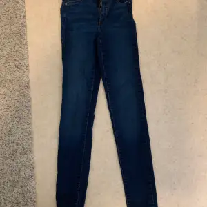 Jeans från bikbok i storlek s. De är skinny men väldigt stretchiga. Byxan är högmidjad och har 76 cm i innerbenslängd 