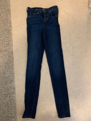 Bikbok jeans - Jeans från bikbok i storlek s. De är skinny men väldigt stretchiga. Byxan är högmidjad och har 76 cm i innerbenslängd 
