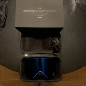 Chimi 02 Ski - Aldrig använda Chimi skidglasögon. Säljer då jag inte ska åka på någon skidsemester i år. Information om Skidglasögonen Modell Ski 02, färg Cobalt Blue. Inköpts under sommaren 2023, skicka ett dm om ni vill ha mer bilder på skidglasögonen.