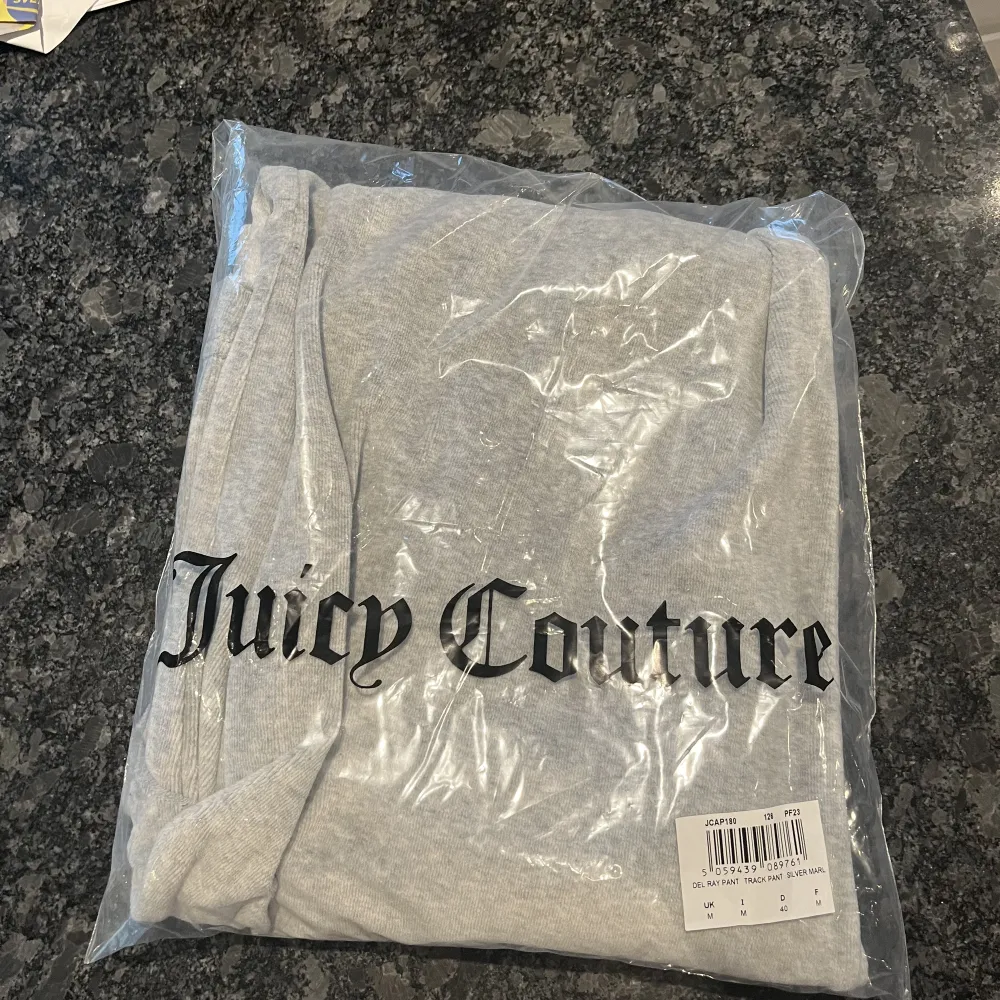 Helt nya Juicy Couture byxor från Nelly.com. Fick av min kille men han tog en för stor storlek och han hade missat att det bara var 14 dagar öppet köp på Nelly :(❤️ Helt oanvända endast testade. Kan mötas runt Uddevalla eller Majorna i Gbg samt fraktas❤️. Jeans & Byxor.