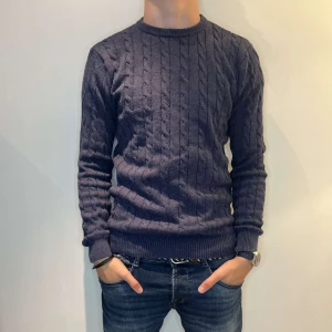 Mörkblå John henric  - Mörkblå John Henric tröja Storlek: S Skick: 9/10 Nypris: 899kr, vårt pris: 549kr 💫