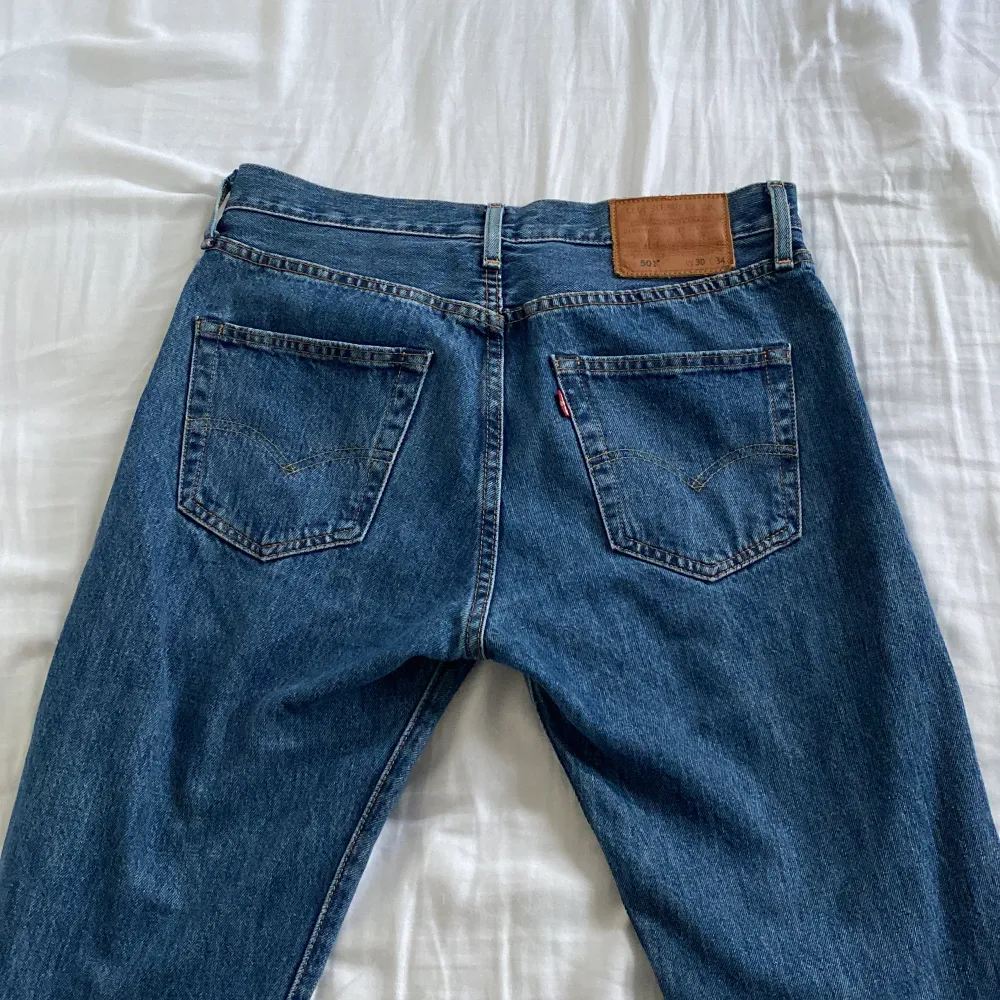 Snygga Levis 501 jeans i väldigt bra skick. Midjemått 39 rakt över och Innerbenslängd 83. Skriv vid frågor💕. Jeans & Byxor.