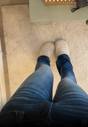 jättefina lågmidjade jeans - säljer ett par så fina jeans från crocker! Väldigt sköna, storlek w:27 och l:33, typ storlek 34. 