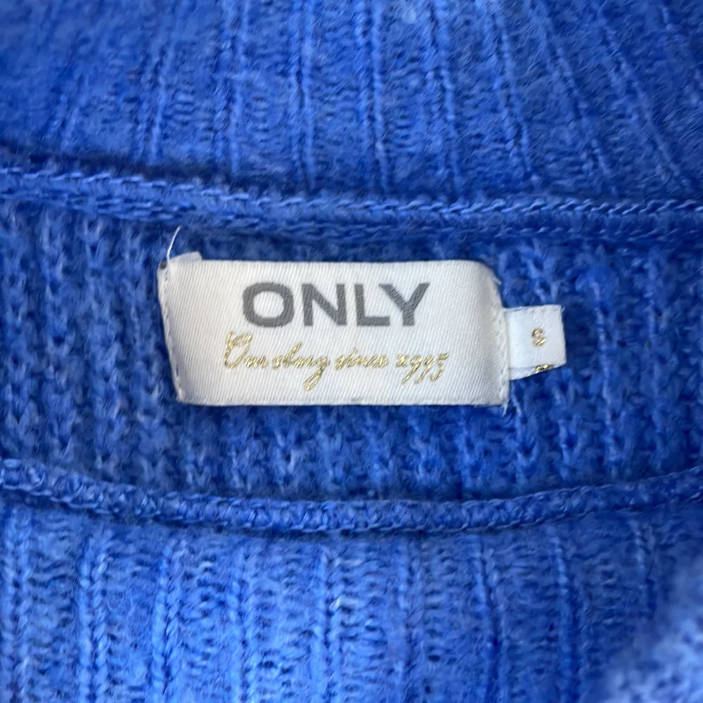 säljer blå stickad tröja från only änvänd ett fåtal gånger . Stickat.