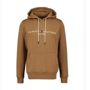 Snygg Tommy Hilfiger tröja i färgen Khaki. Har haft den i ungefär ett halvår och har bara använt den 3 gånger. Säljer då den är för stor. Mycket bra skick. Nypris: 1300. Mitt pris: 600