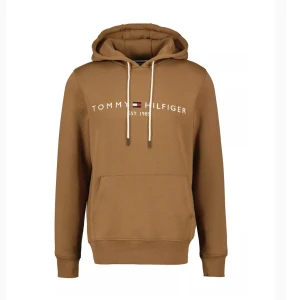 Tommy Hilfiger tröja  - Snygg Tommy Hilfiger tröja i färgen Khaki. Har haft den i ungefär ett halvår och har bara använt den 3 gånger. Säljer då den är för stor. Mycket bra skick. Nypris: 1300. Mitt pris: 600
