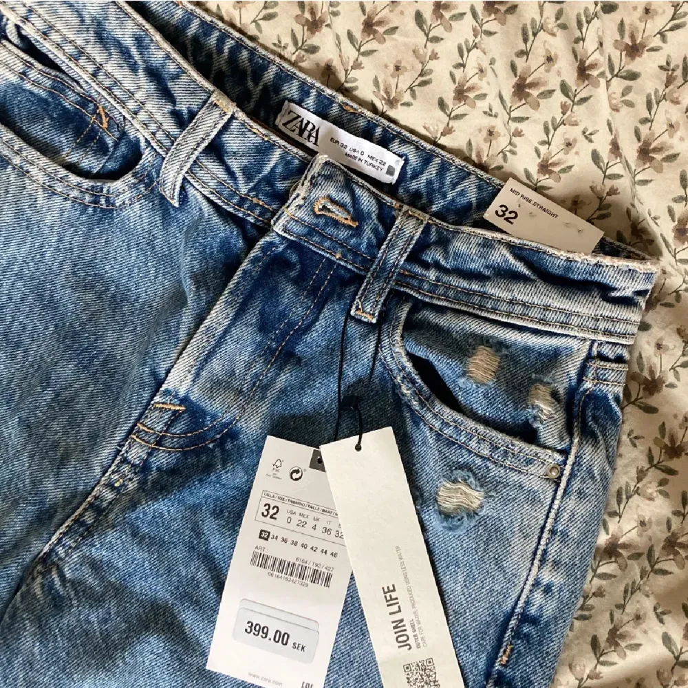Säljer helt oanvända jeans från zara!  Prislappen är fortfarande kvar och de är endast testade.  Säljer för att de inte kommer till användning . Jeans & Byxor.