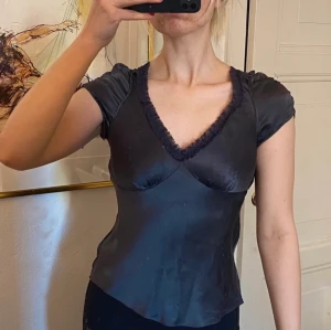 Siden / satintopp - Underbar blus i siden med fina detaljer! Storlek S. 💘