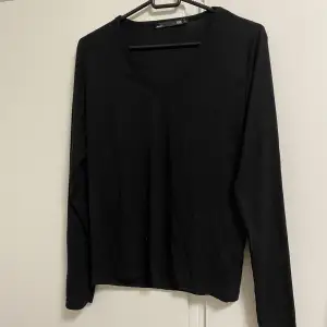 En fin och svart långarmad tröja. Den är från lager 157 och är nästan oanvänd. 