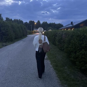 Vit Stickad tröja  - Säljer denna snygga tröjan. Endast använd en gång. Säljer då jag inte får användning av den. Slutsåld på hemsidan. Hör av er vid frågor!❤️‍🩹