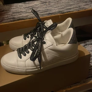 Zadig&voltaire skor  - Säljer mina superfina zadig&voltaire skor pga att jag inte använder dessa. Använda cirka 2 gånger. Nypris runt 3600 säljer dem för 2400 💗kartong medföljer även 💗