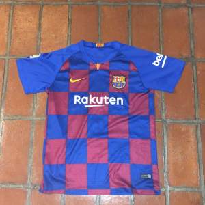 St S det här är en messi. Den är va 3-5 år gammal. En väldigt unik FC Barcelona tröja. Den är använd och lite av texten håller på att gå av på baksidan. Okej skick