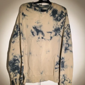 Tjocktröja  - En ljusbrun/svart tjocktröja med batikmönster. Knappt använd