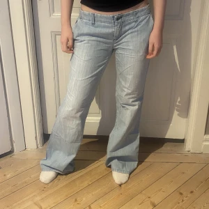 Lågmidjade jeans - Superfina lågmidjade bootcutjeans i ljus tvätt💗Väldigt smickrande modell! Fint skick. Skriv vid funderingar och kolla in mina andra annonser😇