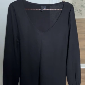 Blus  - Tycker den är lite för liten på mig, storlek M men sitter som en S. Skriv för en bättre bild.