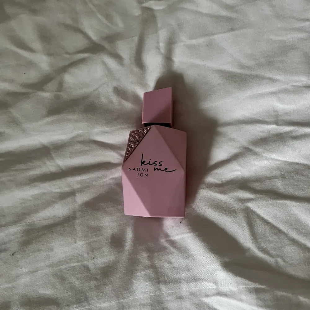Jag säljer Naomi Jons parfym ”kiss me”  då inte lukten passade mig. Den luktar supergott och fräscht men somsagt var inget för mig💞Den är inte använd utan har endast testat den så den är helt full, 50ml☺️ Köpte den för 250kr men säljer för 150kr. Övrigt.