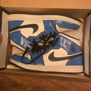 Jordan 1 - Jordan 1 signal blue  Skick 9/10 använda någon gång.