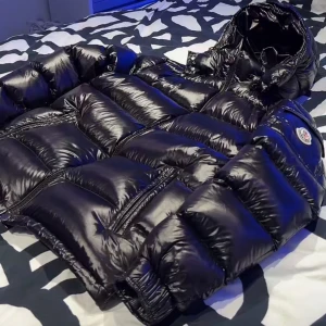 Puffer moncler maya svart - Vill sälja min Puffar mocler maya har använt den bara förra vintern 