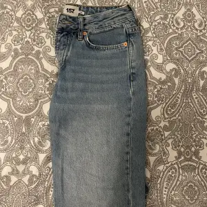 Jeans från Lager157 som är sparsamt använda, endast använda ett fåtal gånger och säljer då de inte längre används. Jeansen är i fint skick och i storlek xs, men passar även S 🥰